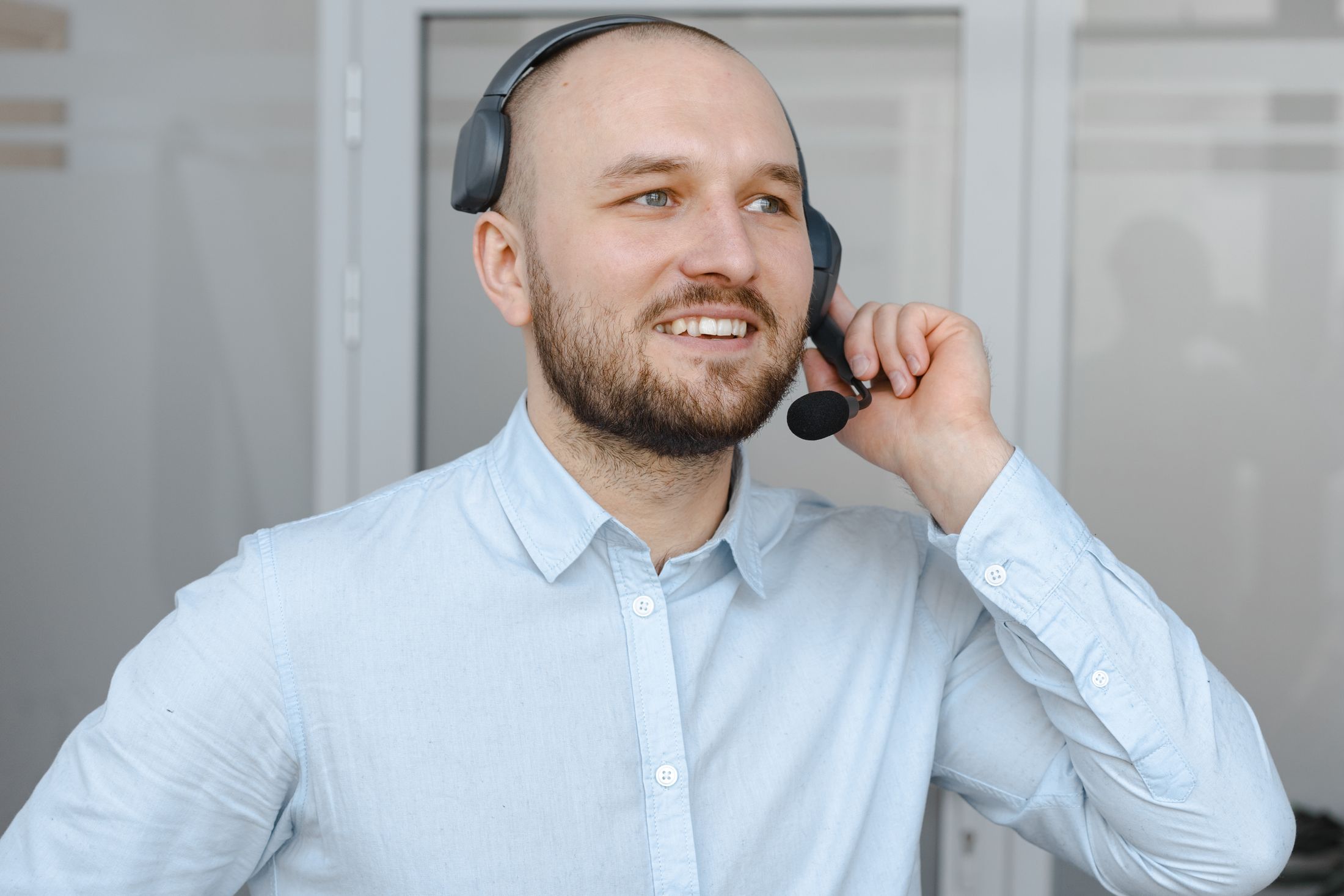 En smilende kundeservicemedarbejder med headset